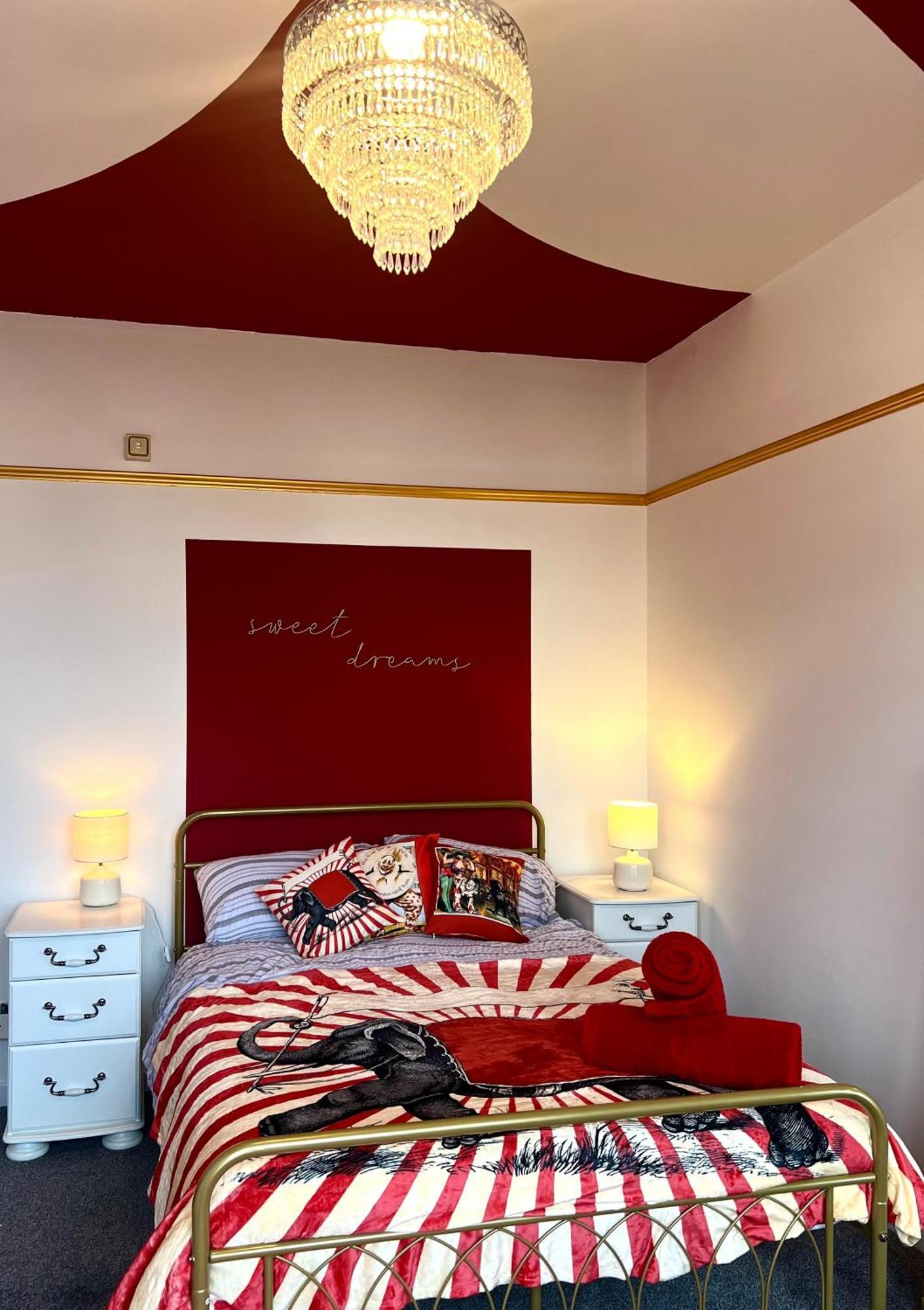 Circus Suite Blackpool Bagian luar foto